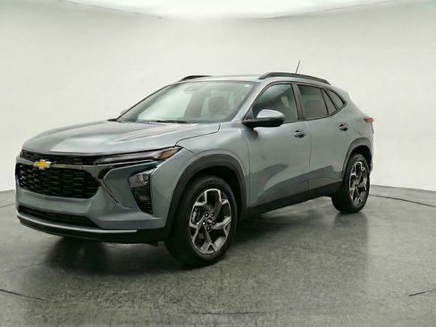 Used 2025 Chevrolet Trax LT w/ LT Convenience Package FWD image 3
