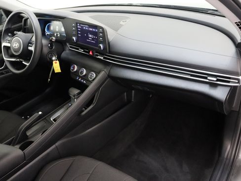 Used 2025 Hyundai Elantra SE image 33