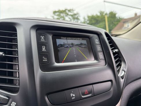 Used 2017 Jeep Cherokee Latitude w/ Safety/Convenience Group AWD/4WD image 30