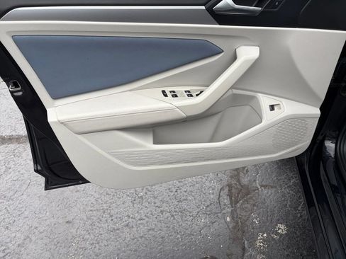 Certified 2025 Volkswagen Jetta SE w/ Sunroof Package FWD image 25