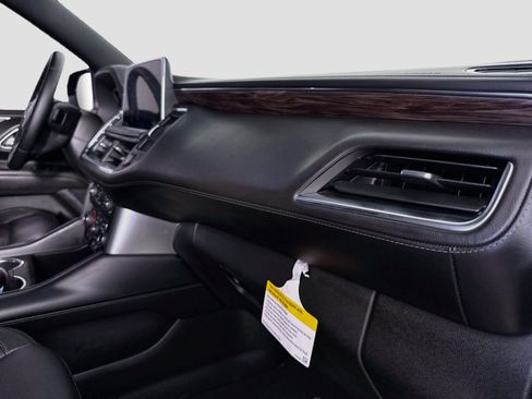 Used 2024 Chevrolet Suburban LT RWD image 32