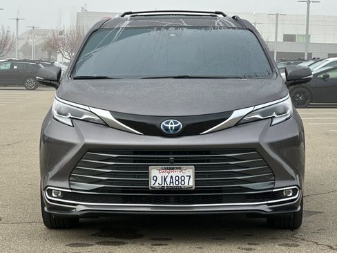 Used 2023 Toyota Sienna Platinum image 9