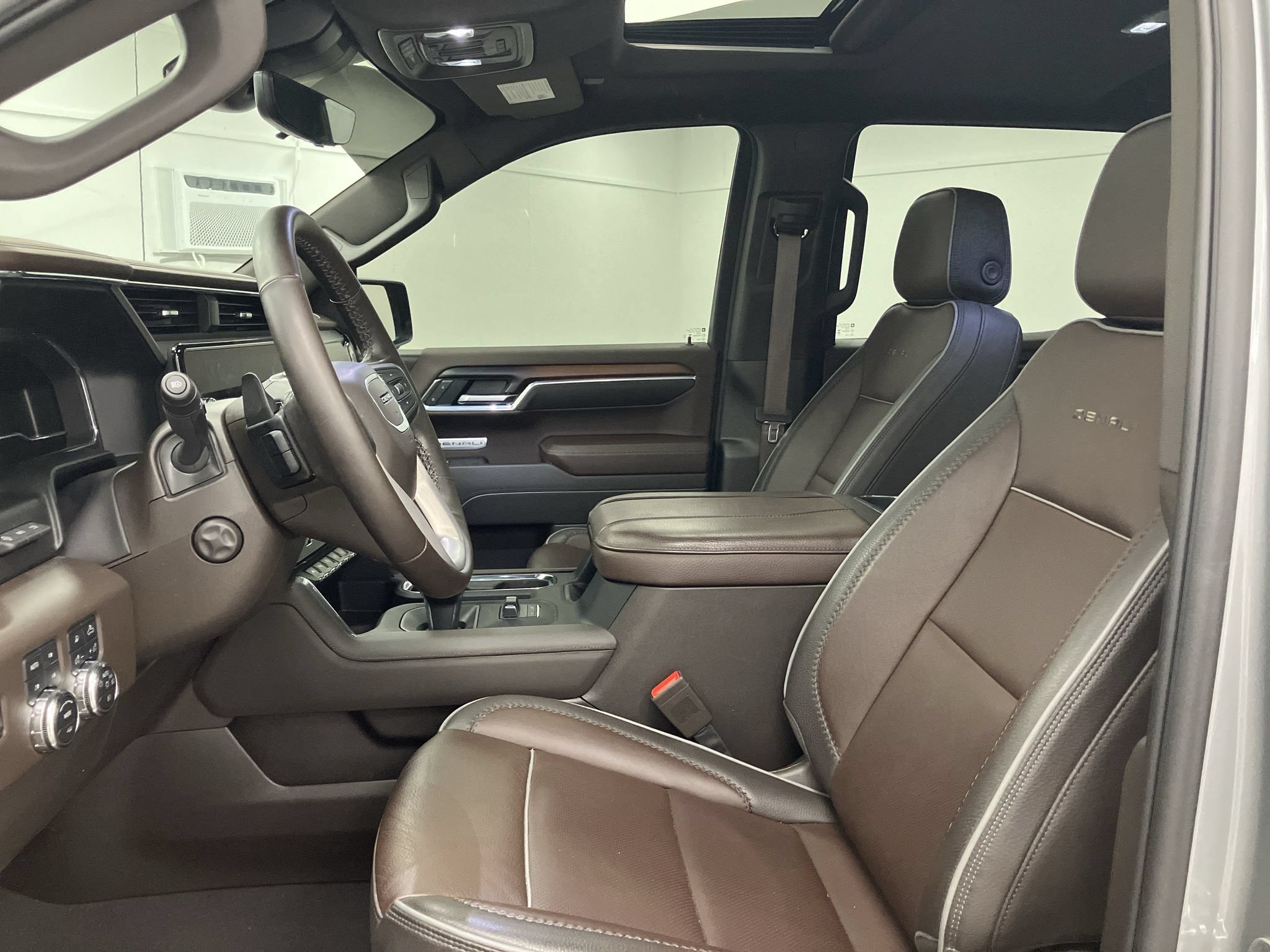 Used 2025 GMC Sierra 1500 Denali w/ Denali Reserve Package AWD/4WD image 9