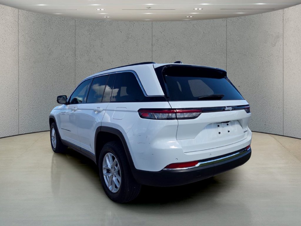 Used 2025 Jeep Grand Cherokee Laredo RWD image 8