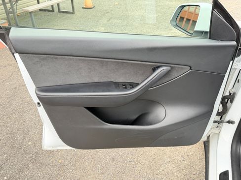 Used 2022 Tesla Model Y Long Range image 16