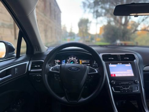 Used 2018 Ford Fusion SE w/ Fusion SE Technology Package FWD image 11