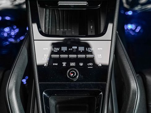 Certified 2024 Porsche Cayenne AWD/4WD image 20