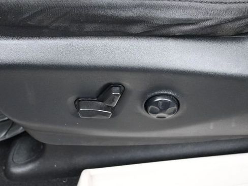 Used 2022 Chrysler Voyager LX image 12