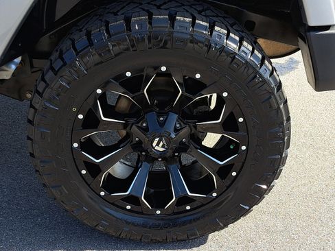 Used 2018 Jeep Wrangler Unlimited Sahara w/ Connectivity Group image 28