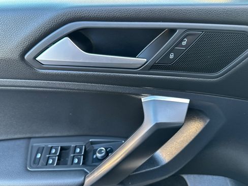 Used 2021 Volkswagen Tiguan SE image 11