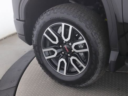 Used 2025 GMC Sierra 1500 AT4 w/ Technology Package AWD/4WD image 13