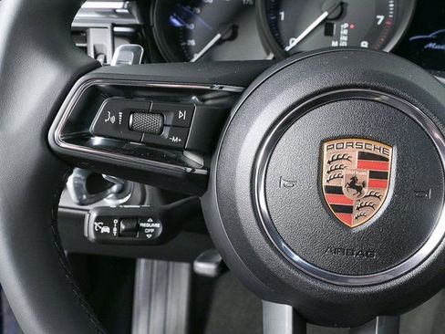 Certified 2025 Porsche Macan image 11