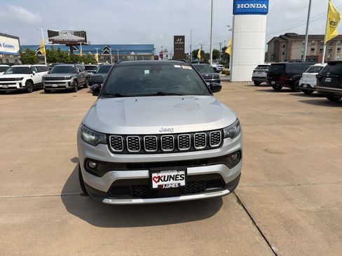 Used 2025 Jeep Compass Limited AWD/4WD image 4
