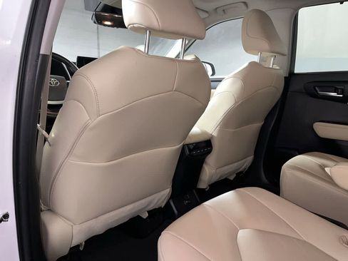 Used 2023 Toyota Highlander XLE image 24