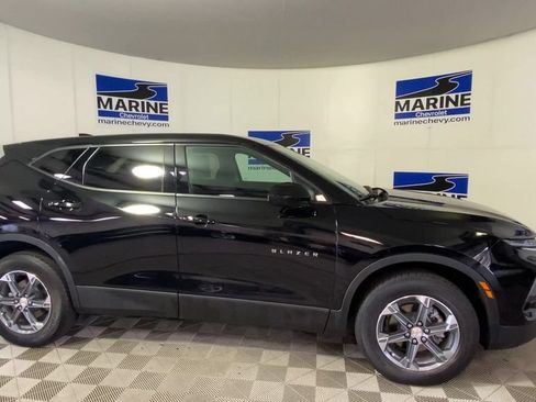 Used 2025 Chevrolet Blazer LT FWD image 3