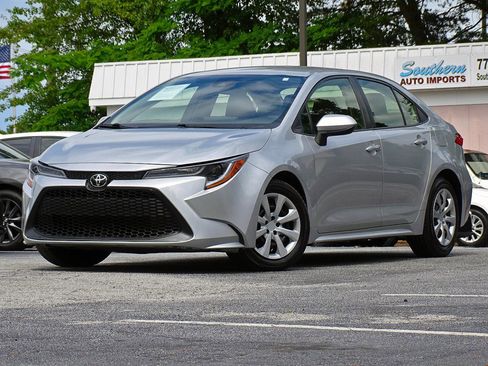 Used 2021 Toyota Corolla LE FWD image 2