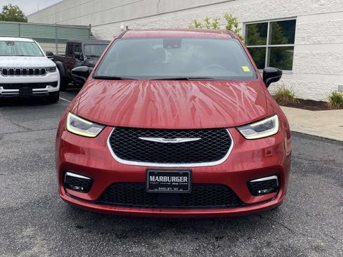 Used 2025 Chrysler Pacifica Select FWD image 2