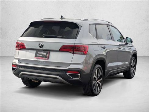 Used 2023 Volkswagen Taos SE w/ Panoramic Sunroof Package image 5