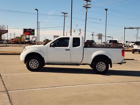 Used 2019 Nissan Frontier SV image 3