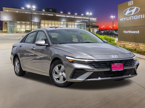 Used 2024 Hyundai Elantra SE FWD image 3