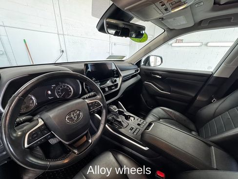 Used 2024 Toyota Highlander XLE AWD/4WD image 14