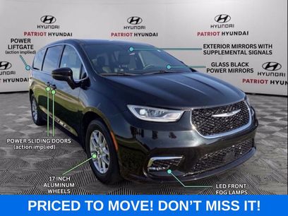 Used 2025 Chrysler Pacifica Select