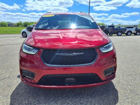 Used 2025 Chrysler Pacifica Limited FWD image 2