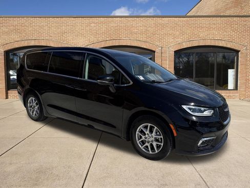 Used 2024 Chrysler Pacifica Touring-L FWD image 1