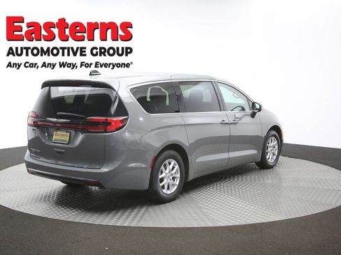 Used 2023 Chrysler Pacifica Touring-L FWD image 43