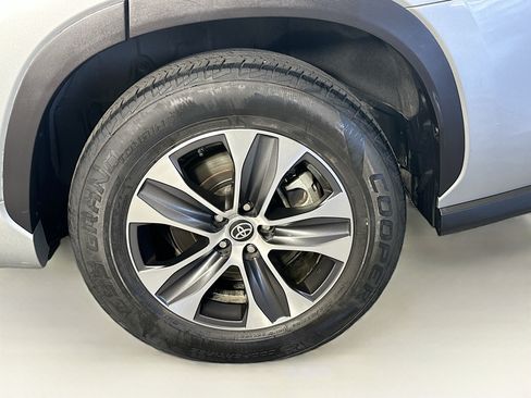 Used 2020 Toyota Highlander XLE FWD image 11