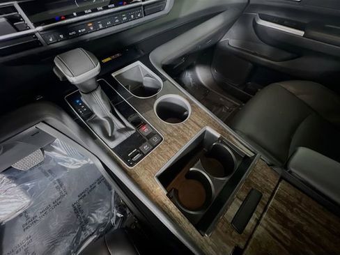 Used 2025 Toyota Sienna Platinum image 25