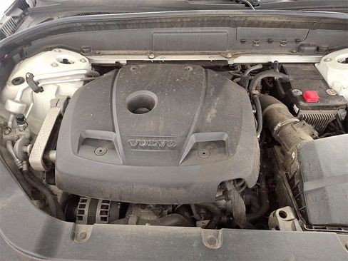 Used 2018 Volvo XC60 T5 Momentum w/ Vision Package image 31