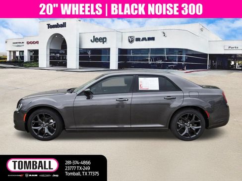 Used 2023 Chrysler 300 Touring w/ Sport Appearance Package RWD image 4
