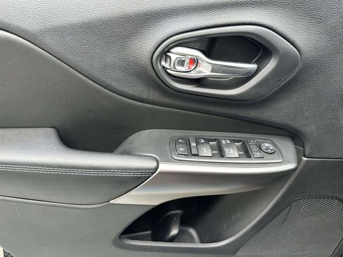 Used 2020 Jeep Cherokee Latitude Plus w/ Comfort/Convenience Group image 17