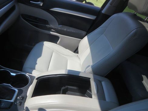 Used 2015 Toyota Highlander XLE FWD image 25