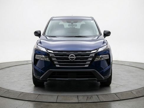 Used 2025 Nissan Rogue SV image 2