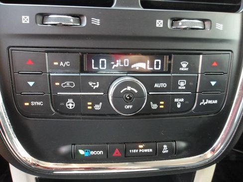 Used 2014 Chrysler Town & Country Touring-L w/ Driver Convenience Group FWD image 15