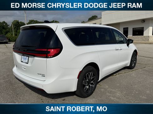 New 2027 Chrysler Pacifica Limited w/ Family Tech Group AWD/4WD image 6