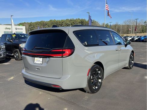 Used 2023 Chrysler Pacifica Touring-L w/ S Appearance Package image 3
