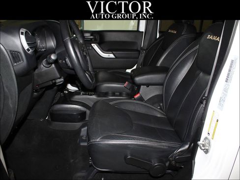 Used 2015 Jeep Wrangler Unlimited Sahara w/ Connectivity Group AWD/4WD image 16