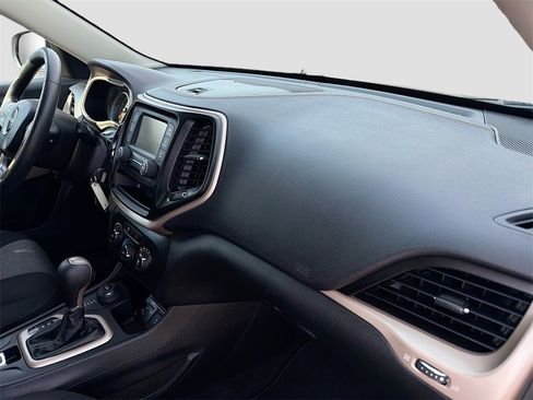 Used 2017 Jeep Cherokee Sport image 27