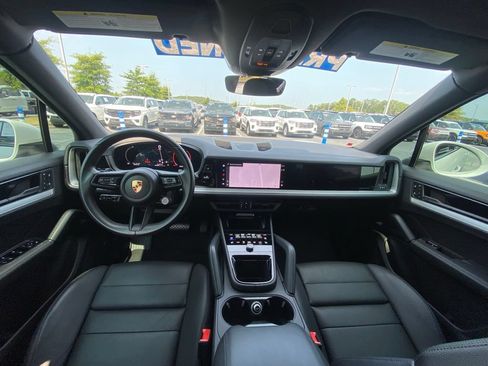 Used 2024 Porsche Cayenne AWD/4WD image 25