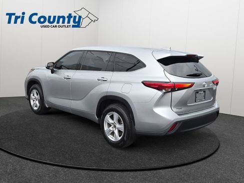 Used 2021 Toyota Highlander LE AWD/4WD image 6