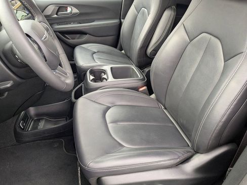 Used 2025 Chrysler Pacifica Select image 16