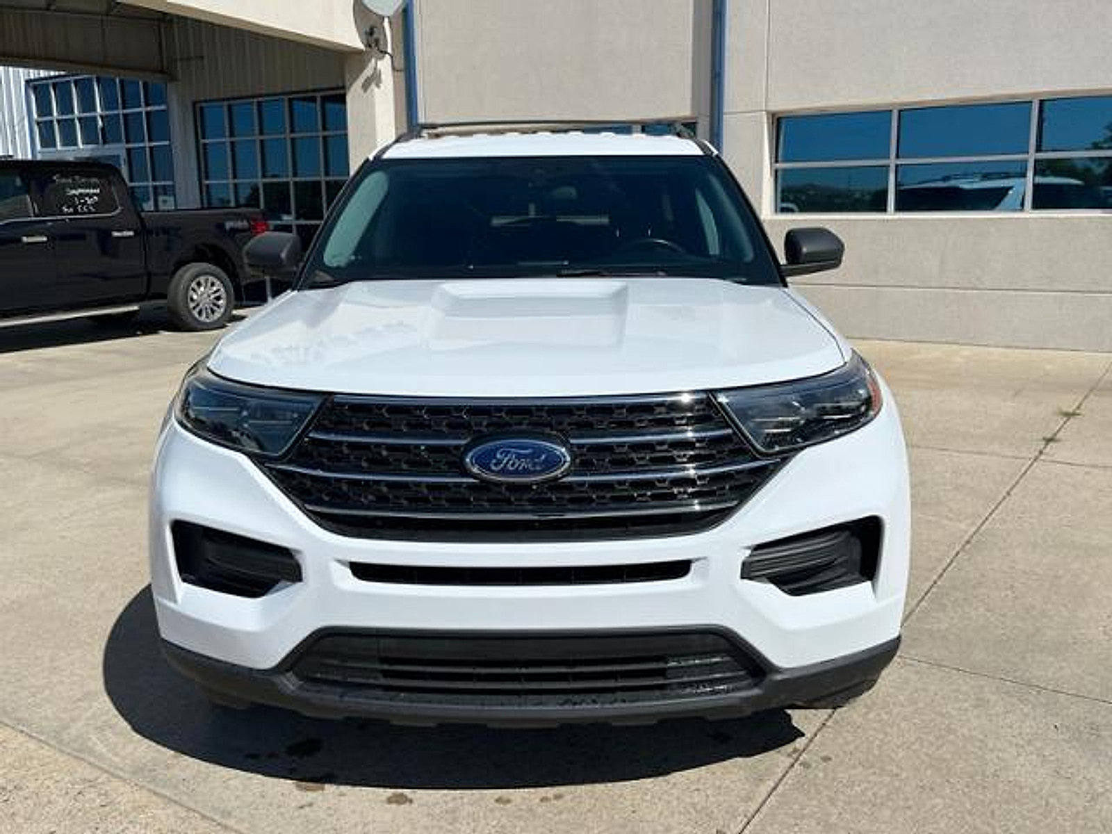 Used 2022 Ford Explorer XLT AWD/4WD image 2