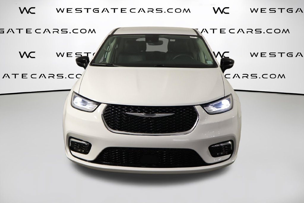 Used 2024 Chrysler Pacifica Limited FWD image 2