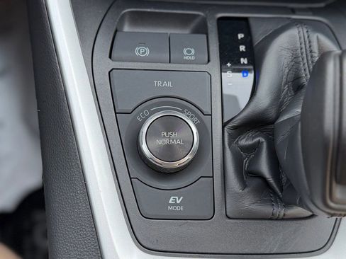 Used 2021 Toyota RAV4 XLE image 20