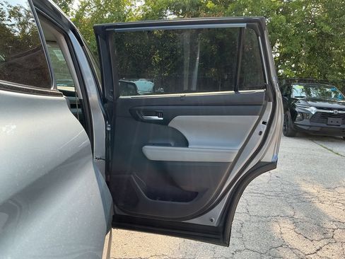 Used 2023 Toyota Highlander XLE FWD image 16