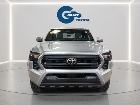 Used 2025 Toyota Tacoma SR5 AWD/4WD image 2
