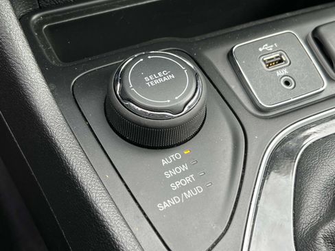 Used 2019 Jeep Cherokee Limited AWD/4WD image 30
